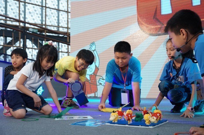 彰化縣中山國小的孩子為失智長輩設計桌遊，現場邀請台下觀眾上台體驗。