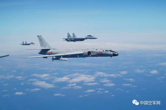 2018年5月11日，中共空軍蘇35戰機與轟6k戰機編隊飛行訓練。 圖／翻攝自「...