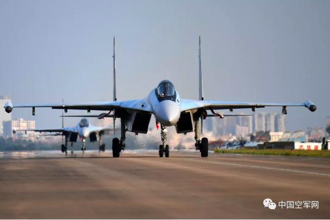 2018年12月4日，中共南部戰區空軍航空兵某旅組織跨晝夜飛行，蘇35戰機依次滑...