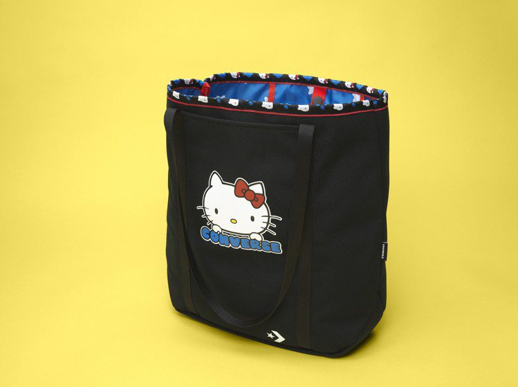 Converse與Hello Kitty聯名系列休閒提袋，1,580元。圖／Converse提供
