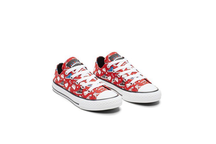 Converse與Hello Kitty聯名系列CHUCK TAYLOR ALL STAR OX兒童鞋，1,280元。圖／Converse提供