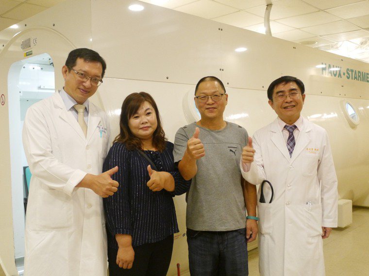 內科教授盧成憲（右一）、高壓氧治療中心主任巫瑞文（左一）與陳姓病友（右二）合影。...