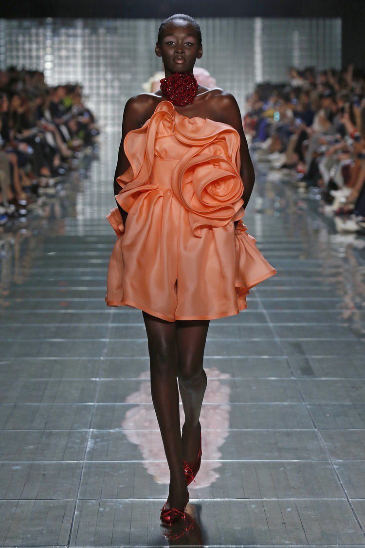 Marc Jacobs 2019春夏時裝系列運用了許多類似「活珊瑚橘」的顏色。...
