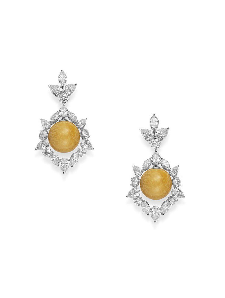 MIKIMOTO Natural Pearl Collection美樂珍珠鉑金鑽石耳環，2,240萬元。圖／MIKIMOTO提供