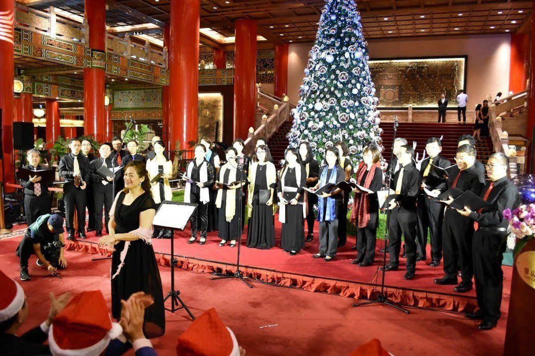 圓山飯店的耶誕樹有6公尺高、直徑3公尺，今年以銀色系為主。 圖／圓山提供