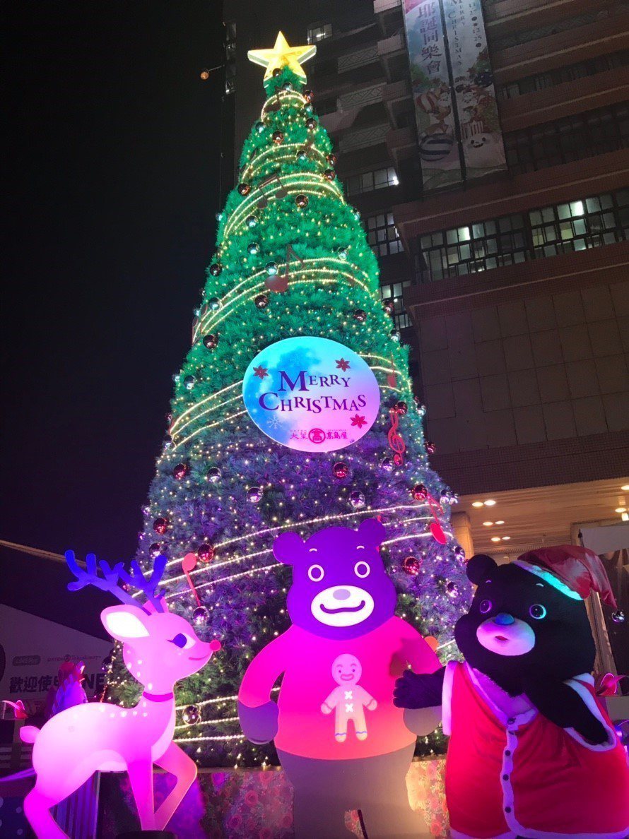 天母大葉高島屋的耶誕樹今年與台北市政府的活動吉祥物「熊讚」玩偶合作，這隻穿著薑餅...