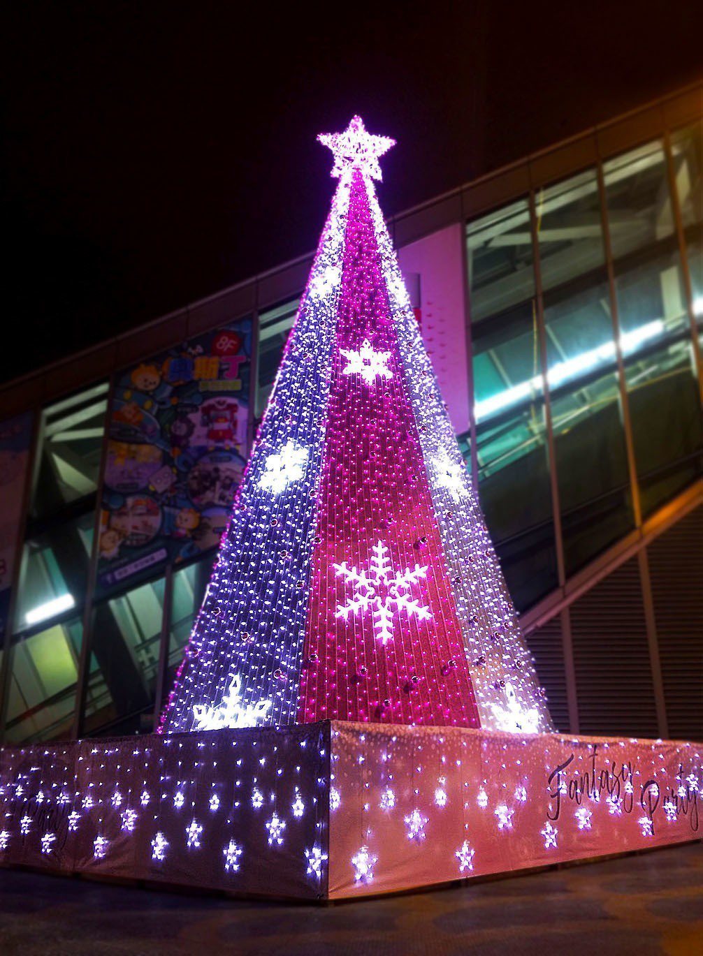京華城3層樓高浪漫粉色耶誕樹美，拍打卡的效果絕美。 圖／京華城提供