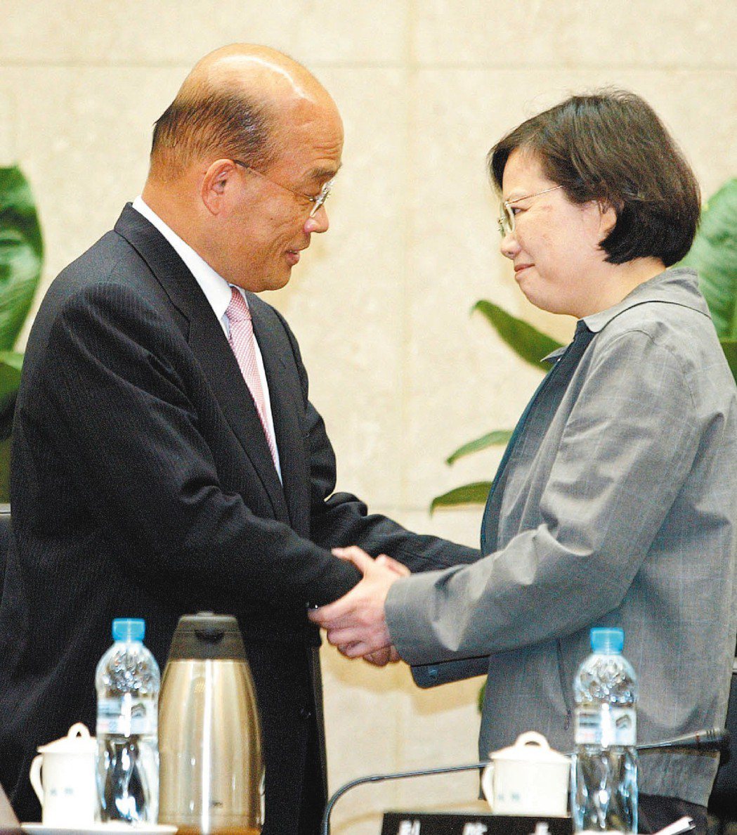 2007年5月，蘇貞昌宣布請辭行政院長，與副院長蔡英文緊握雙手。聯合報系資料照