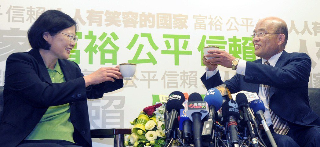 2011年5月，民進黨主席蔡英文（左）拜訪行政院前院長蘇貞昌（右），蘇貞昌舉杯為...