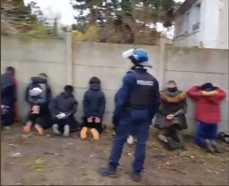 法國6日有151名中學生涉嫌在抗議者縱火後，朝火堆丟擲瓦斯罐，被警方逮個正著，喝...