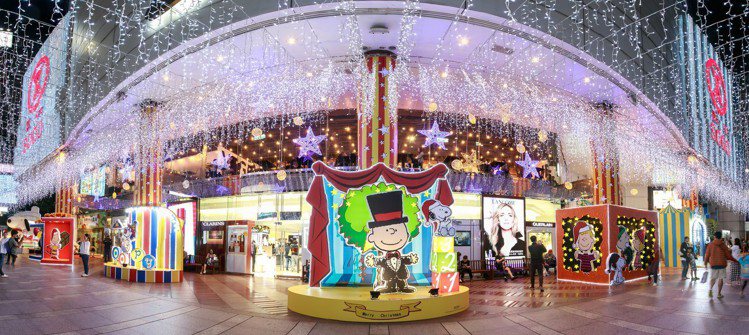 SOGO與SNOOPY合作，台北忠孝館門口以SNOOPY與朋友們為主題，成為台北東區最搶眼的耶誕裝置。圖／SOGO提供