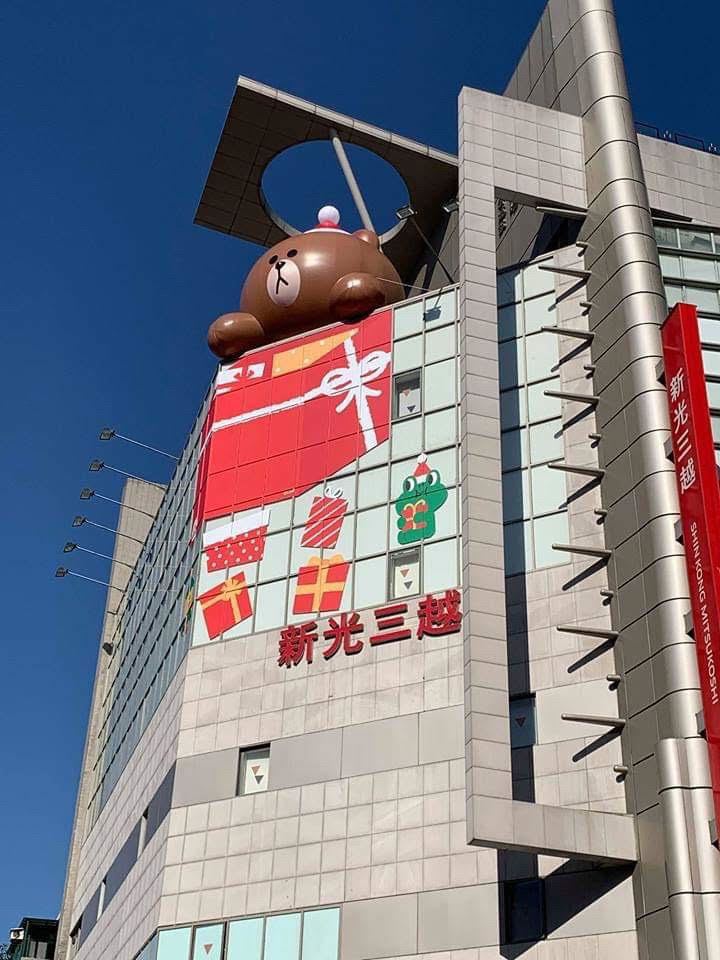 熊大出現在新光三越台北南西店樓頂的設計相當萌。圖／新光三越提供