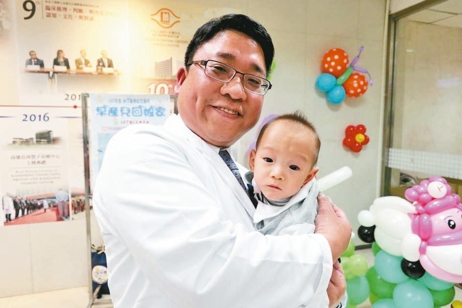 林口長庚醫院去年收治出生僅400公克早產兒Q寶，昨天參與長庚「早產兒回娘家」，新生兒加護病房主任江明洲開心迎接。