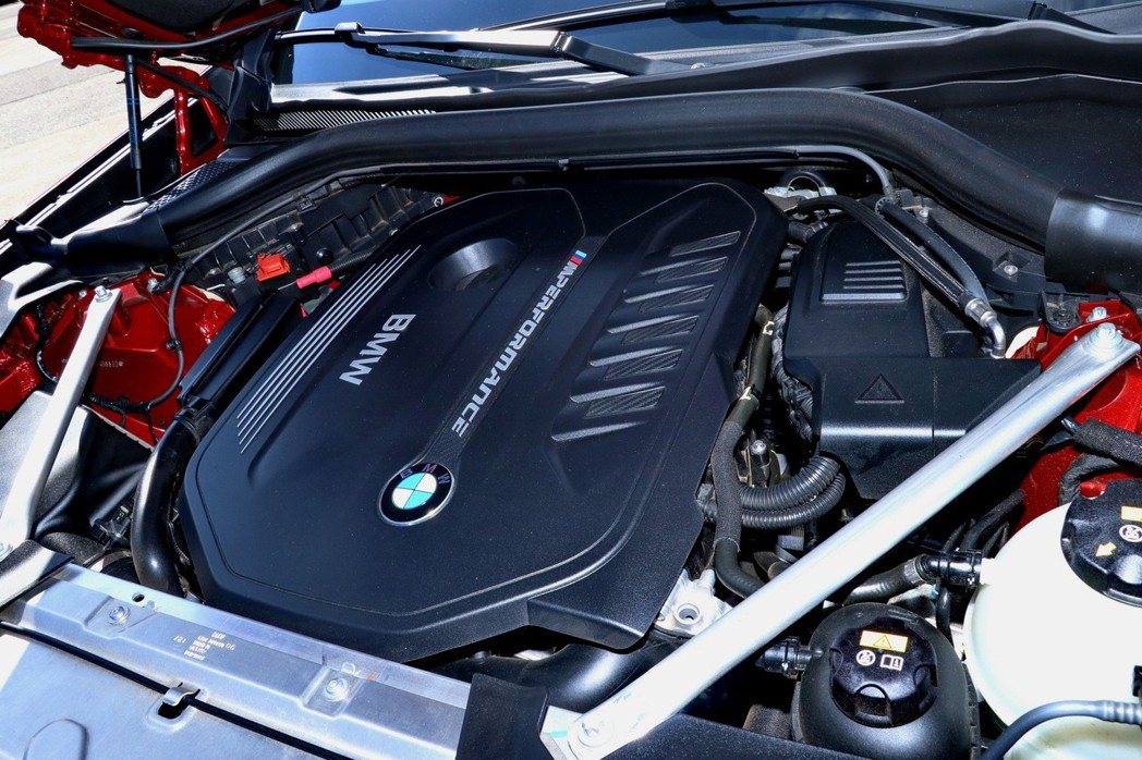 BMW X4 M40i搭載一具BMW TwinPower Turbo直列六缸雙渦...