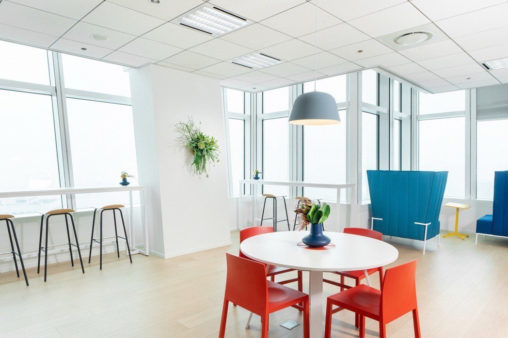 辦公室開放空間擁有各種不同工作區塊，讓員工選擇符合個人需求的工作環境。 圖／國際...