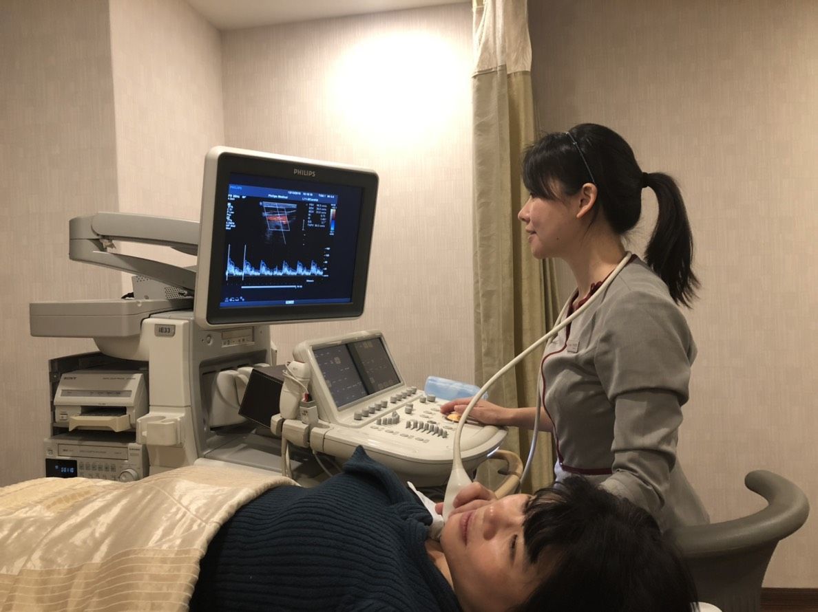 醫師建議，打鼾者應定期做頸動脈超音波檢查。圖／榮新診所提供