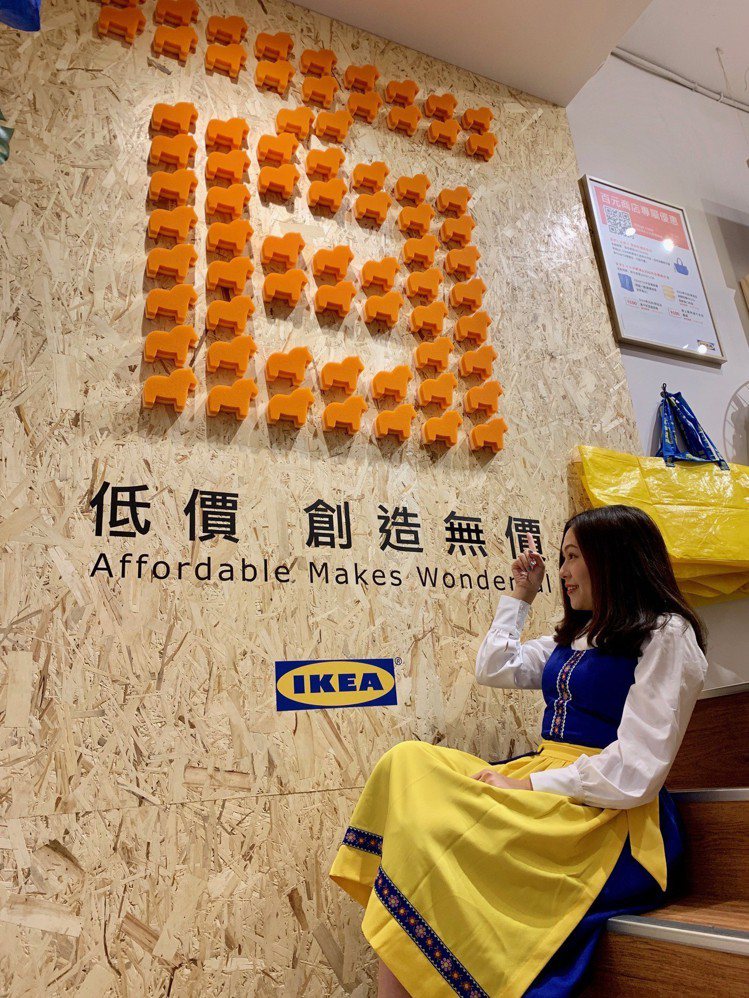 IKEA經典達拉馬菜瓜布組成的「百」字打卡牆。記者張芳瑜／攝影