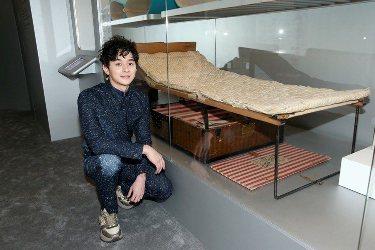 張軒睿對路易威登「時空．錦．囊」中展出的折疊床印象深刻。圖／記者余承翰攝影