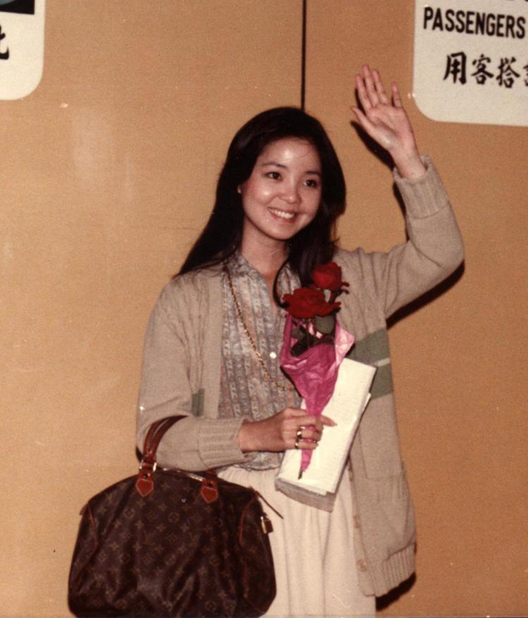 1978年10月23日鄧麗君自香港啟德機場返台，手上提的正是路易威登Speedy手袋。圖／鄧麗君文教基金會提供
