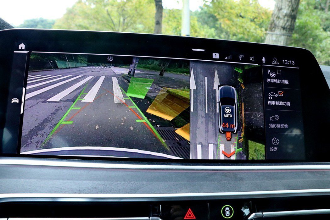 BMW X5 xDrive40i全新首創的自動倒車輔助系統。 記者陳威任／攝影