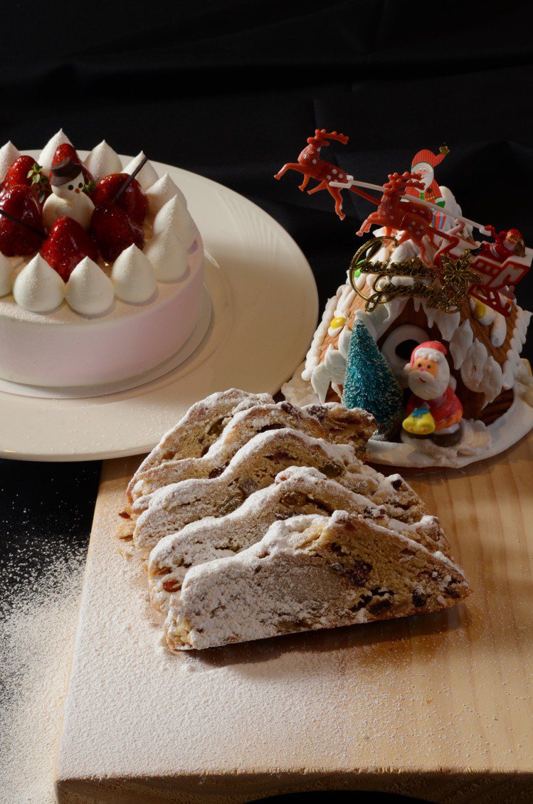造型薑餅屋(右)、潘娜朵妮(前)、草莓8吋蛋糕(後)。圖／圓山大飯店提供