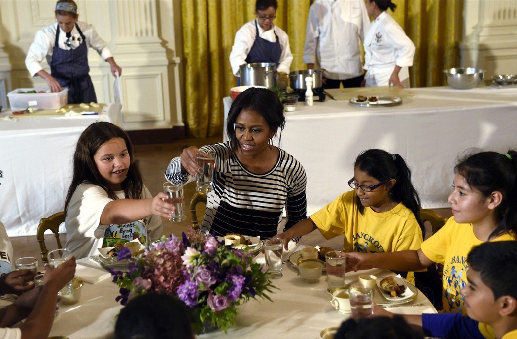 2014年，白宮廚房菜園秋收後，美國第一夫人蜜雪兒．歐巴馬（中）在白宮東廂招待學...