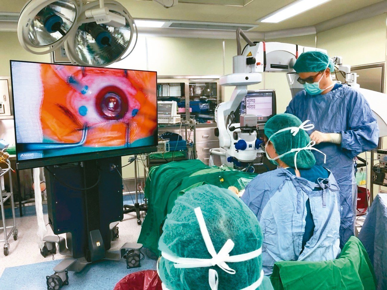 3D立體影像眼部手術，讓醫師不必彎腰低頭開刀，且能將立體景深畫面呈現於55吋大螢幕上，使眼部手術更安全。