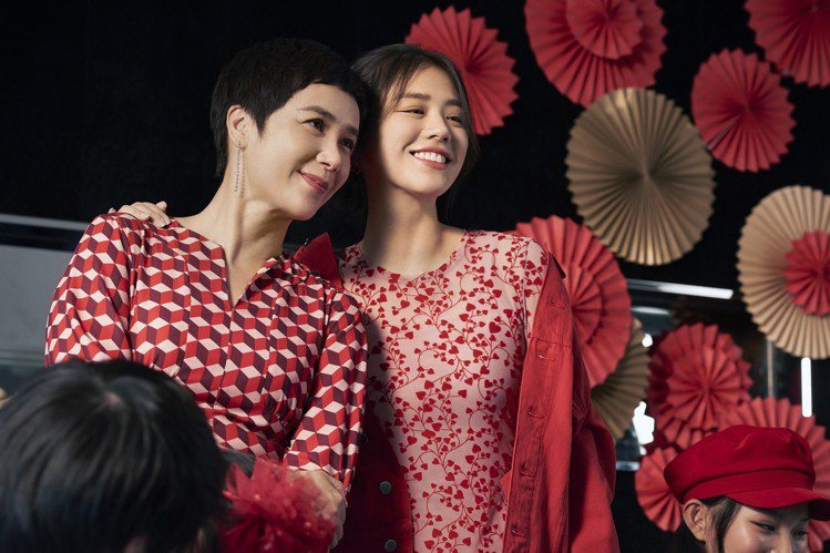 金馬影后（右）與阿姨蔣雯麗一同代言H&M新春系列。圖／H&M提供