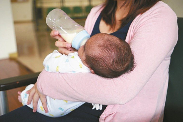 許多新手爸媽因新生兒餵母乳而手忙腳亂，還有人擔心孩子吃不飽。圖／本報資料照片