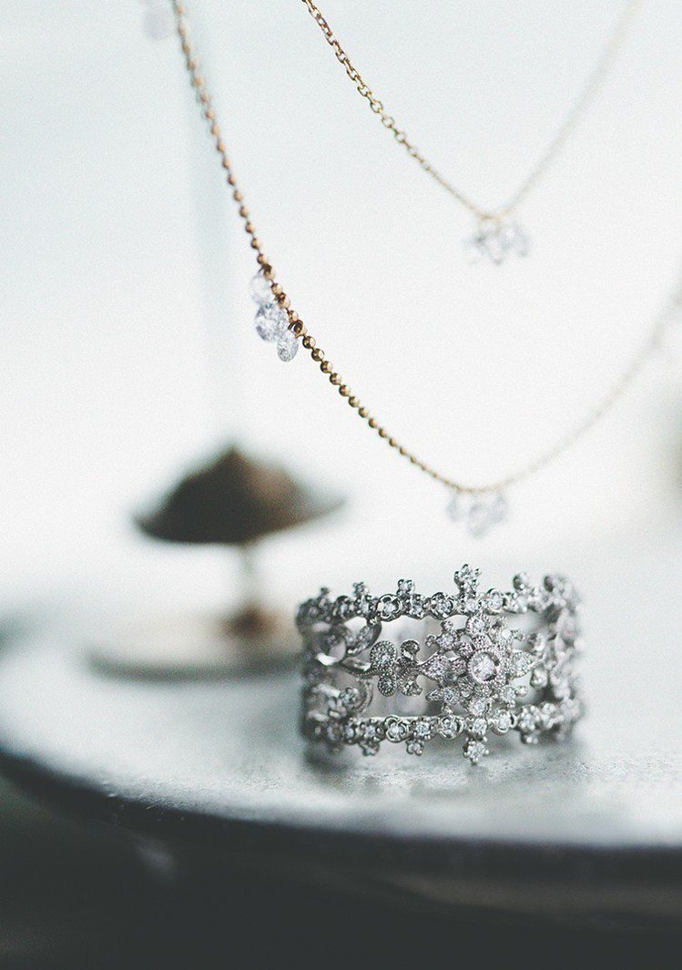 AbHerï激光穿孔鑽石項鍊是品牌經典。圖／JOYCOLORi提供