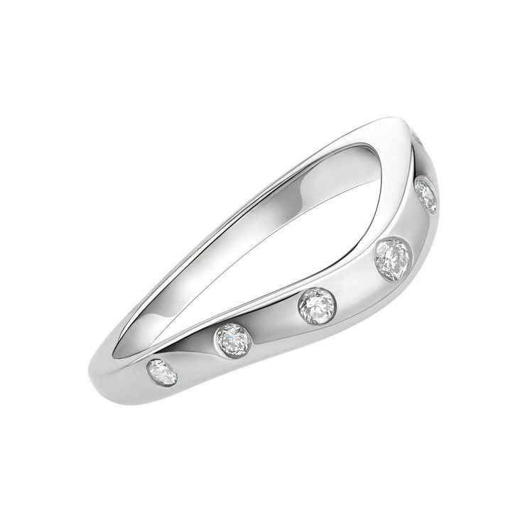 楊謹華將BVLGARI Corona 鉑金鑲鑽婚戒與求婚鑽戒堆疊配戴，83,300元。圖／寶格麗提供