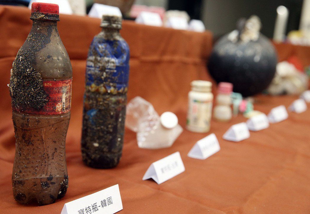 離島地區寶特瓶垃圾高達8成無法辨識，有的甚至來自大陸、韓國、菲律賓。 記者曾吉松...