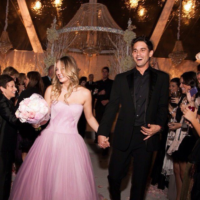 美國女星卡蕾庫奧科（Kaley Cuoco）當年婚禮上第一套禮服選穿Vera Wang的粉紅色婚紗。圖／摘自popsugar