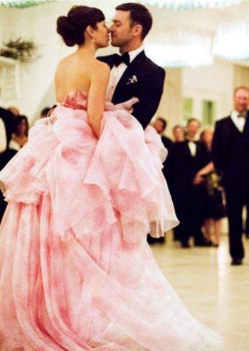 潔西卡貝兒當年也是穿上Giambattista Valli的粉紅色婚紗嫁給了賈斯...