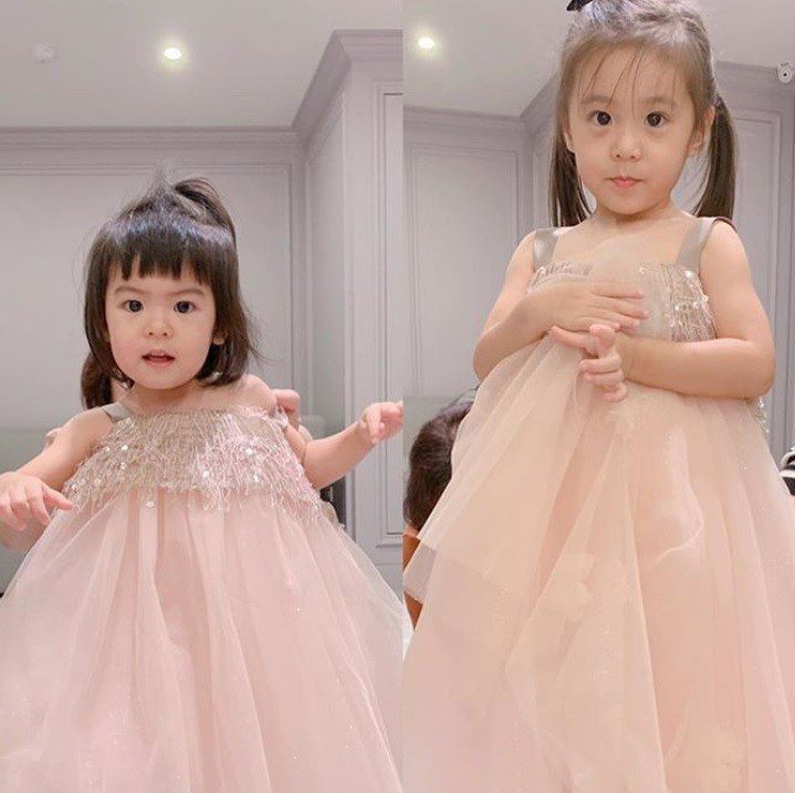 咘咘與Bo妞在爸媽的婚禮晚宴上穿的禮服，也是以粉色流蘇蕾絲面料縫製，更顯天真可愛...