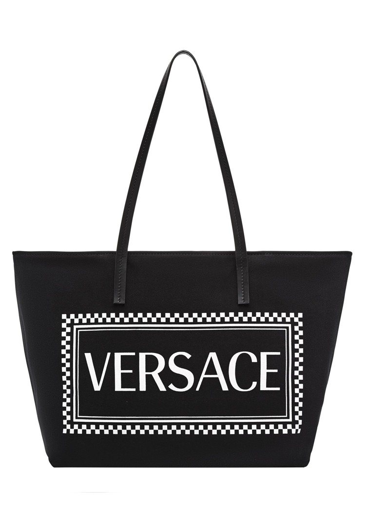 Versace Vintage Logo黑底白字購物袋，24,500元。圖／Versace提供
