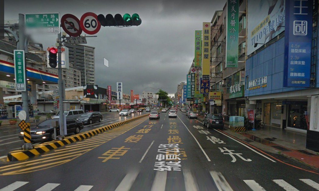 台南市區尤其嚴重，雙線道全線劃上禁行機車，將機車趕到車道最外側。圖為台南市區中華東路二段與東門路交叉口。 圖／翻攝自Google Maps