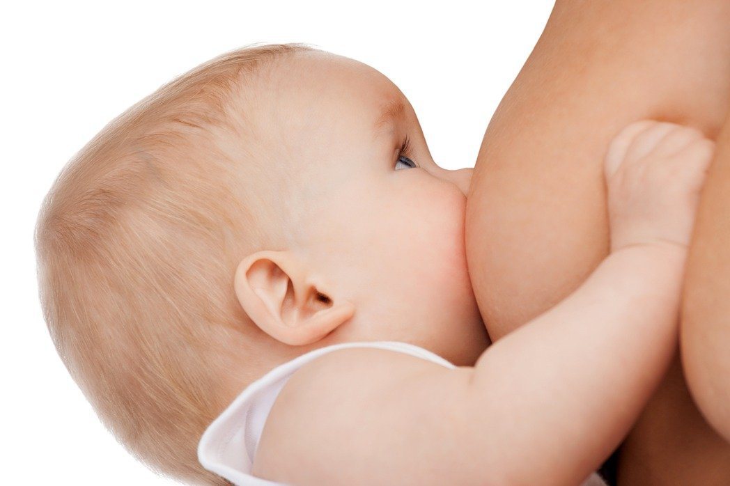 專家表示，母乳媽媽其實可以漂眉、染燙髮，對哺乳寶寶的影響很少。圖片來源／ingimage