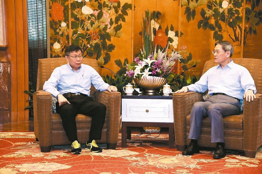 台北市長柯文哲（左）2017年與大陸國台辦主任張志軍在上海會談，柯穿襯衫、西裝褲...