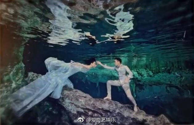 阿嬌(左)與「醫界王陽明」賴弘國(右)的水底婚紗照曝光。圖／摘自微博