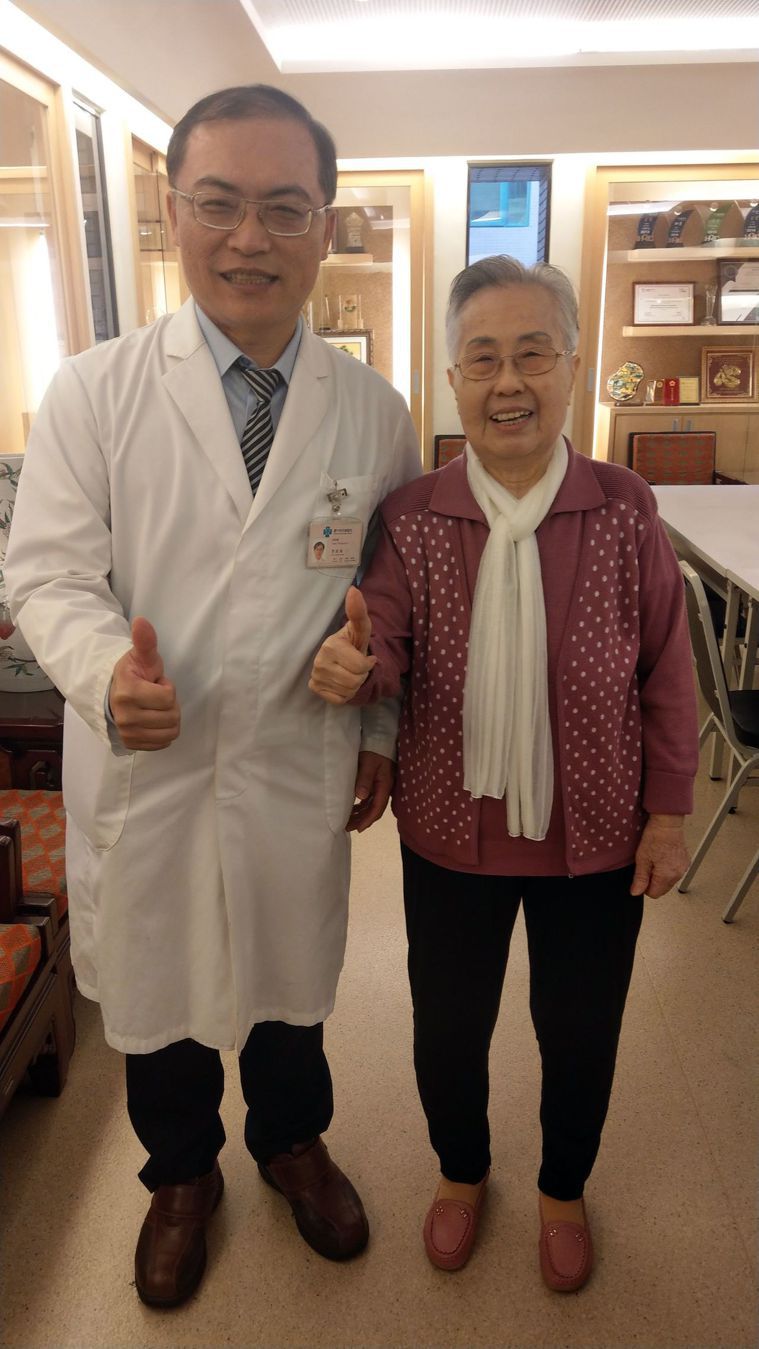 92歲楊姓女病患（右）因骨質疏鬆胸椎骨折，經醫師李政鴻（左）醫治後，如今恢復行長...