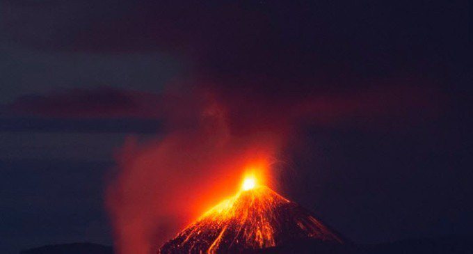 安德森（Øystein Lund Andersen）拍下喀拉喀托之子火山（Ana...
