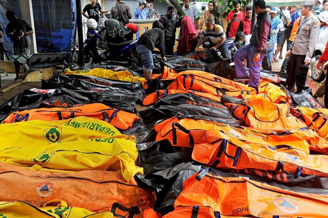 印尼12月22日晚間發生海嘯，多處觀光重地災情嚴重。 路透社