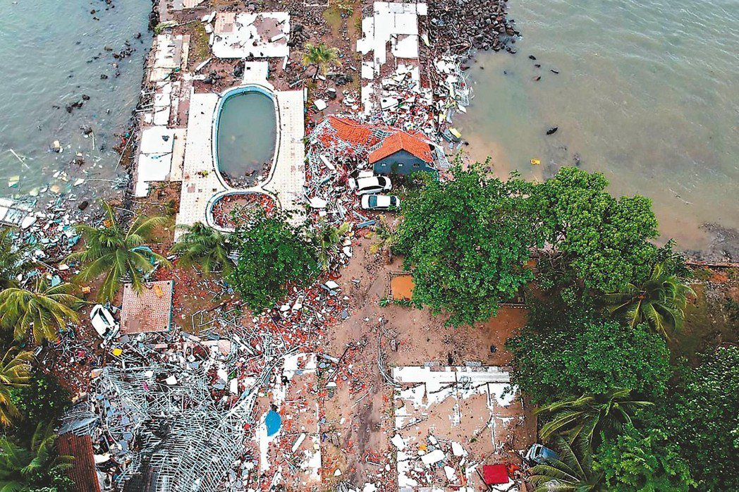 空拍畫面顯示，印尼爪哇西岸查麗達海灘遭海嘯襲擊後一片狼藉。 法新社