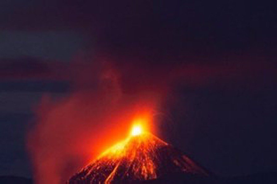 圖為挪威男子拍下22日喀拉喀托之子火山（Anak Krakatoa）爆發瞬間。 ...