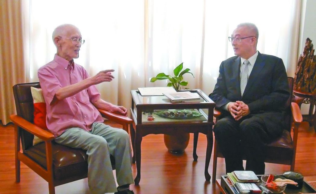 吳敦義任高雄市長時，與余光中在西子灣喝茶聊天。 圖／聯合報系資料照片