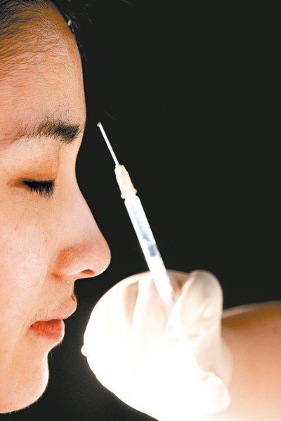一名居住在北部的40餘歲女性在中國大陸非醫療機構的醫美中心施打不明成分美容針，不幸肉毒桿菌中毒，成為國內首例通報。示意圖，非當事人。本報系資料照片