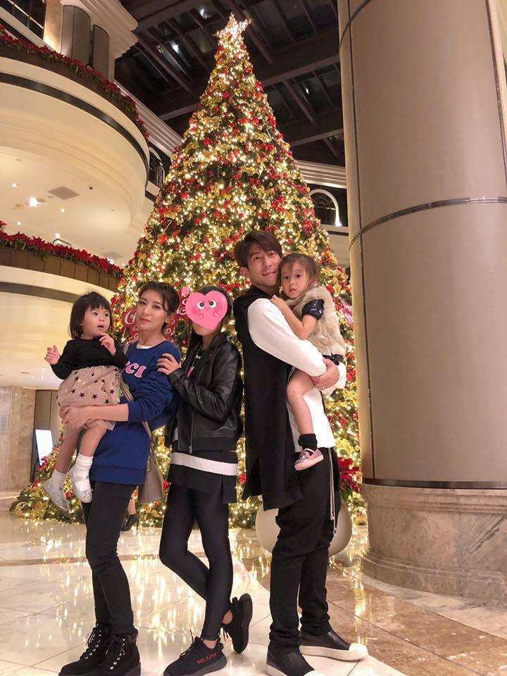 賈靜雯、修杰楷一家人過耶誕。圖／摘自臉書