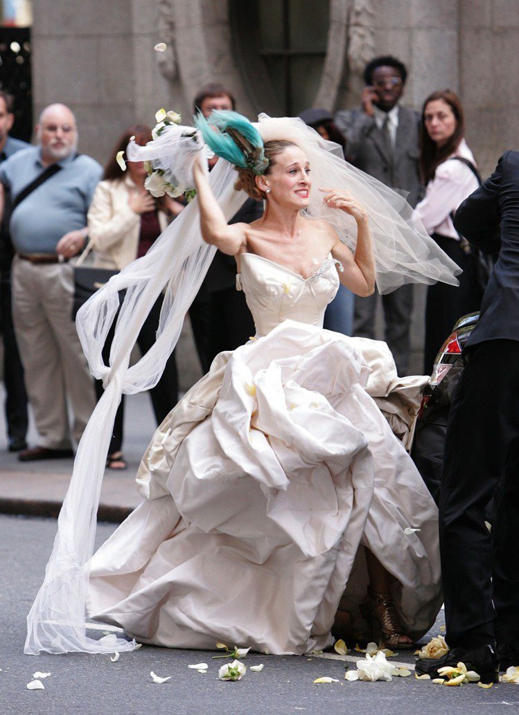 《慾望城市》電影中，莎拉潔西卡派克飾演的女主角凱莉布雷蕭也是穿Vivienne Westwood婚紗出嫁。圖／摘自fashionista.com