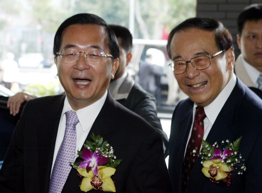 2007年年底，時任總統的陳水扁（左）與行政院長張俊雄出席國家講座主持人和學術得...
